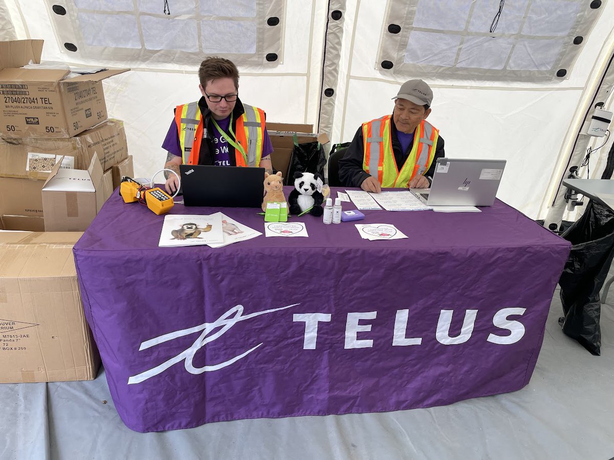 Au centre de réinsertion à Commemoration Park, les résidents de Jasper qui y retournent aujourd'hui peuvent trouver des techniciens de TELUS prêts à leur fournir du support technique au besoin.