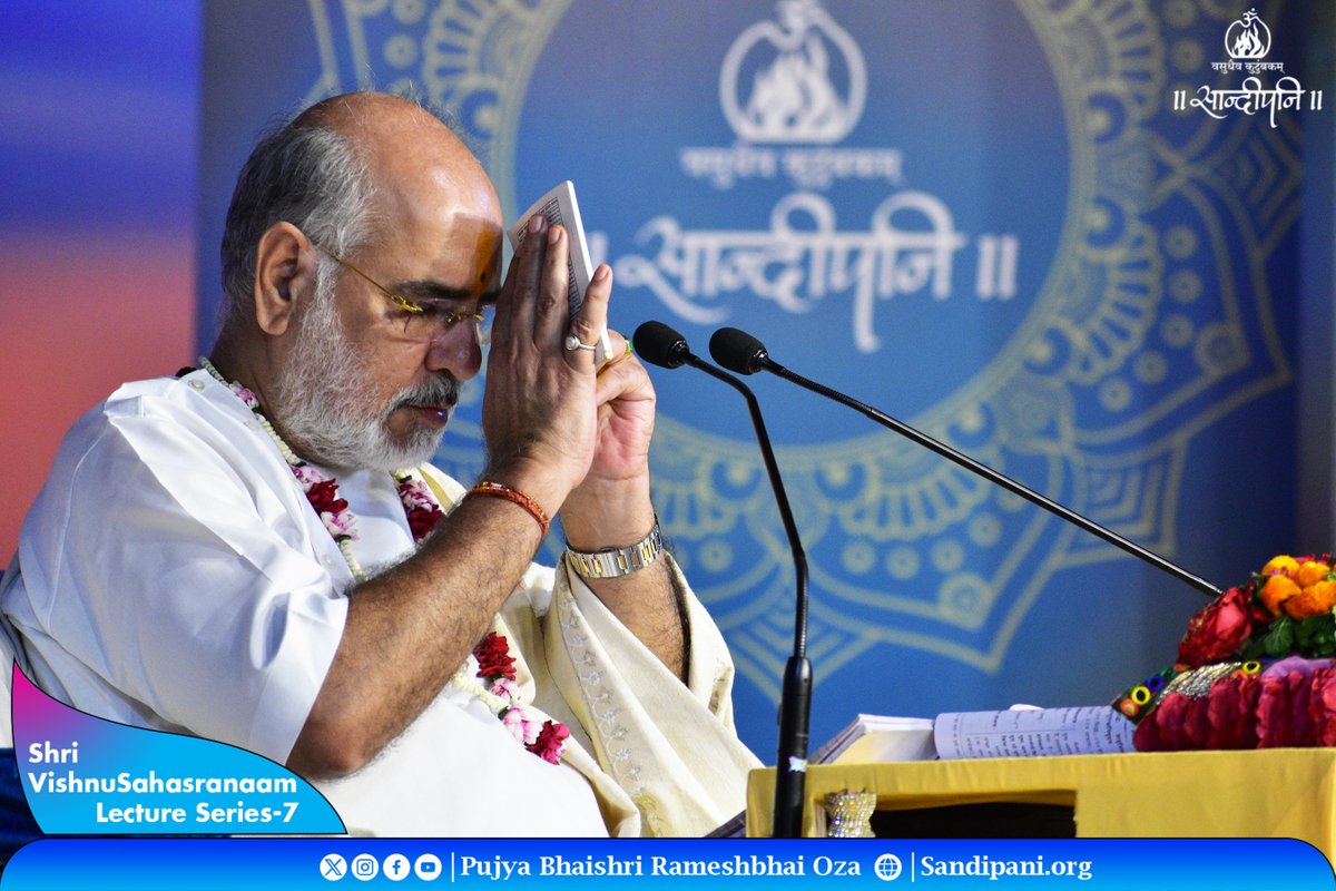ShriHariMandir's tweet photo. कुन्दर: - भक्तों के परम शुभ्र कर्म के फल स्वीकारकर के परम शुभ्र तत्त्वज्ञान का दान करने वाले भगवान को प्रणाम! 

👉 Follow For More:- https://t.co/tOcG8pHFO0

#GarlandOfTalks 
#VSN7 #ShriHari 
#PujyaBhaishri | @PPBhaishri https://t.co/CI60uTiXDN