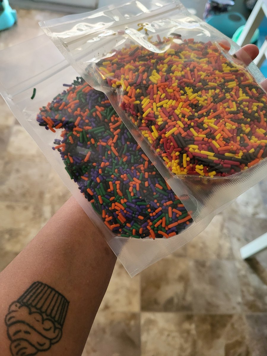 MissyJ47331084's tweet image. Thought I'd treat myself to some new sprinkles. 
#bakelife #cupcakes ##cisforcupcake #MadameCupcake