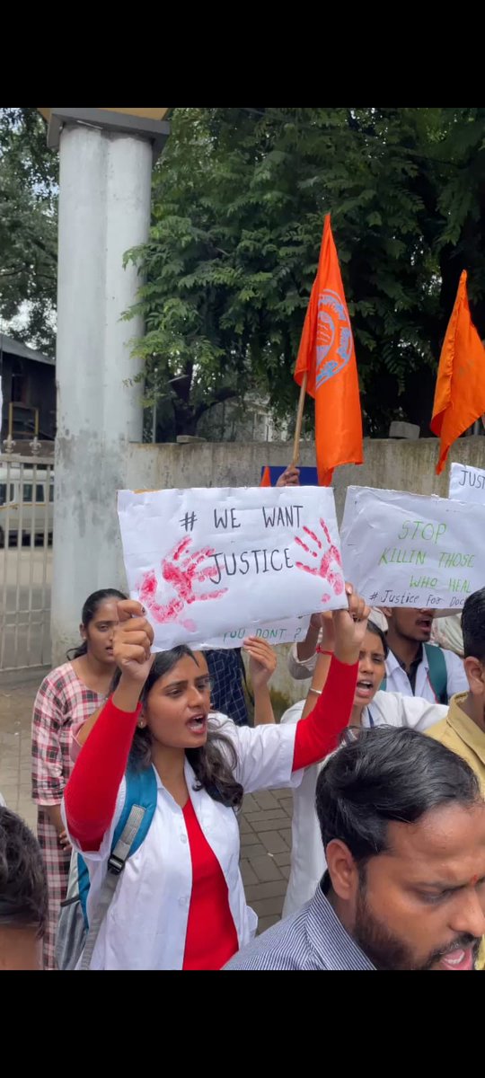 JignasaMaha's tweet photo. पश्चिम बंगाल मधील कोलकता येथे R.G.Kar Medical College मध्ये एका विद्यार्थिनी डॉक्टर सोबत काही विकृत मानसिकतेच्या नराधमांनी क्रूरपणे बलात्कार करून हत्या केली. 
पश्चिम बंगाल मधील कोलकता येथे R.G.Kar Medical College मध्ये एका विद्यार्थिनी डॉक्टर सोबत बलात्कार करून हत्या केली. https://t.co/UfITrivUbE