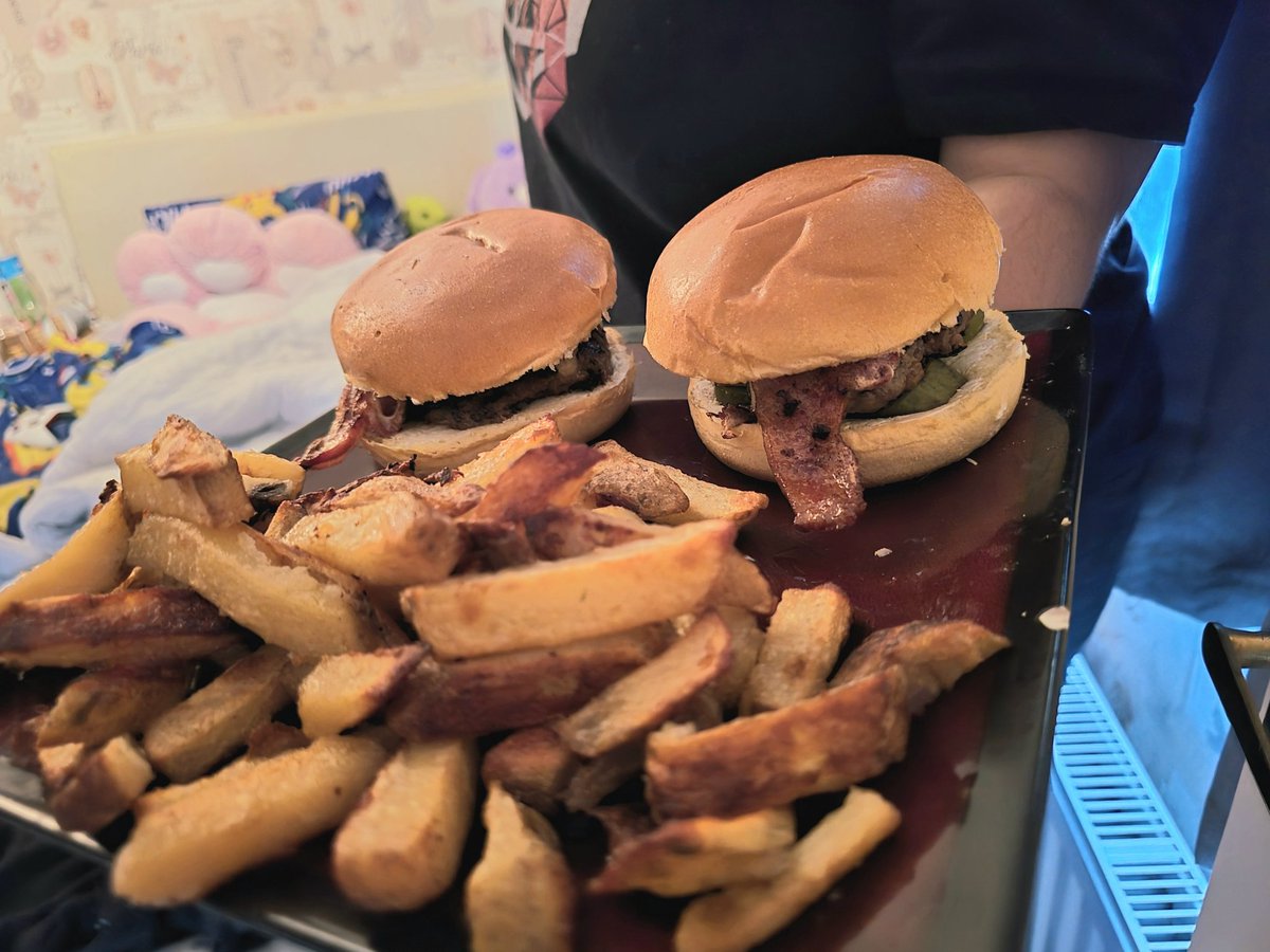 FemboiCooking's tweet image. Made bacon cheeseburgers for me & the boyf
Mine had pickles & mustard
They had blue cheese
Both were real gooood :3