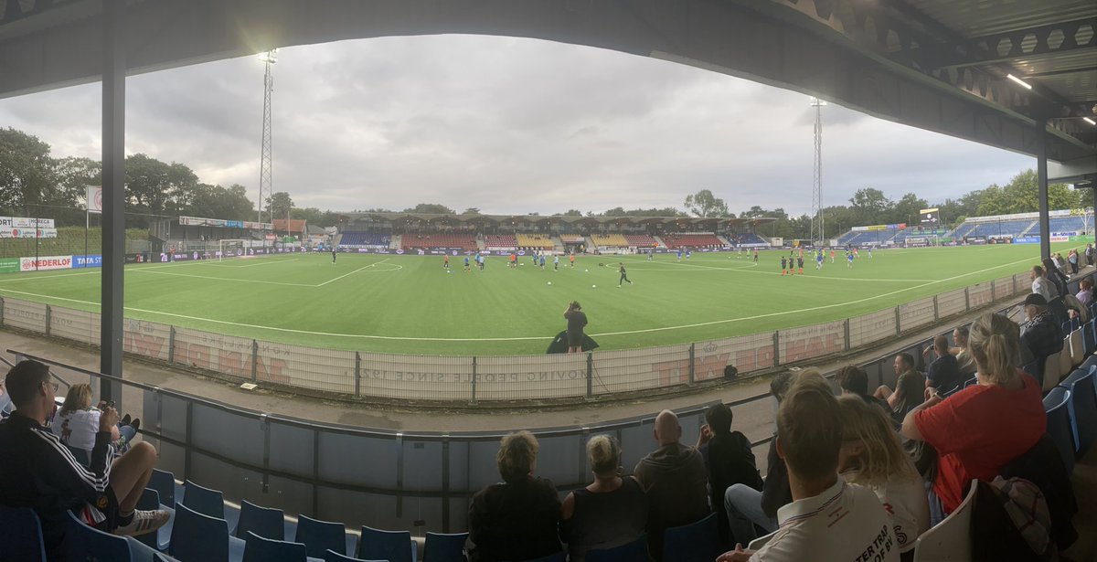 ClaudiaWR85's tweet photo. Verjaardag in de regio Beverwijk. “Kijk schat, ze spelen thuis!” Hup Telstar!🤍
#TELein https://t.co/s1QalkDuZj