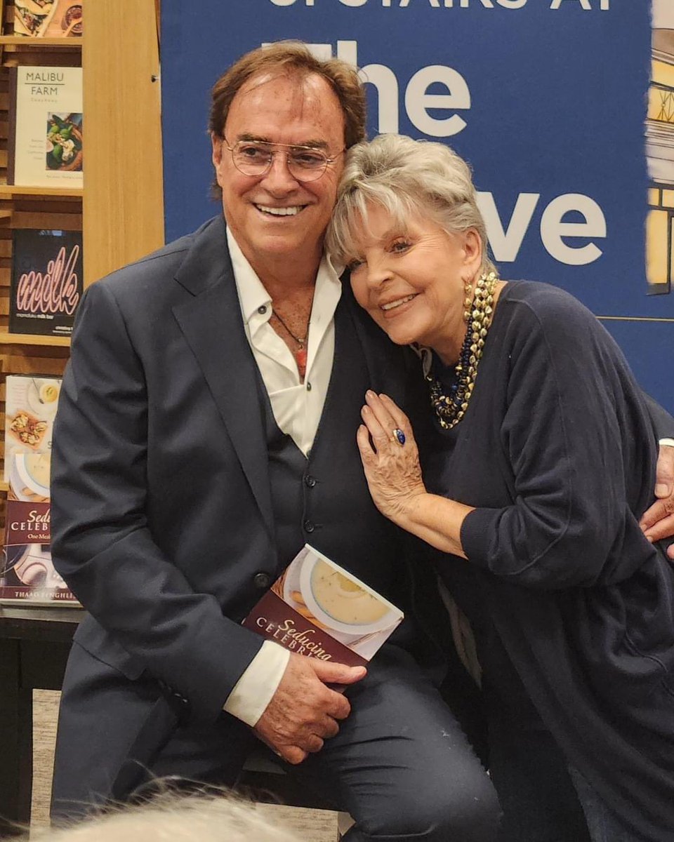 Mama_Hooch's tweet photo. #FriendshipFriday Looking forward to seeing @ThaaoPenghlis and these two gorgeous women @LeannHunley @DaysHayes in one week at The Grand Canyon. Great friendships and respect for each other. Love my @DaysPeacock family #Vets #BestofDays #Tony #Anna #Julie #Hortons #DiMeras https://t.co/4QZBercxDW
