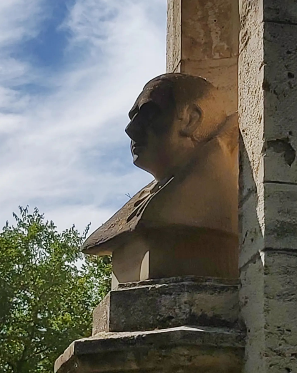 Today is the deathday of Bela Lugosi who passed away OTD in 1956.

(According to a family legend of ours, he was a roommate of a distant relative of mine back in school, long before he moved to the US. 🤓)

Here's a photo of his bust in Castle Vajdahunyad, Budapest (shot by me).