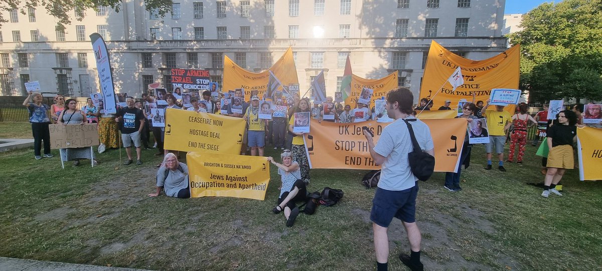 Jews opposite Downing Street this evening to demand that Starmer stops arming Israel