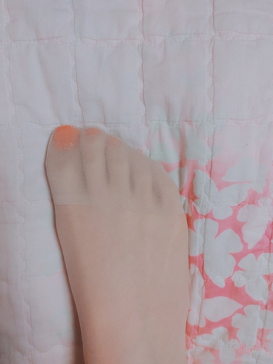 作为绿帽+丝袜控，真的很想看一堆男的把玩我老婆的丝袜脚，你们懂吗 https://t.co/KMfykhYJ7g