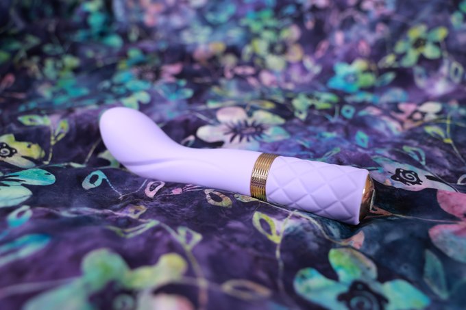 Did the @BMS_Factory Pillow Talk Sassy Vibrator REALLY bring the sass? Find out tomorrow on https://t<a class="tags" target="_blank" title="On Twitter" href="/?out=eyJ0eXAiOiJKV1QiLCJhbGciOiJIUzUxMiJ9.eyJpYXQiOjE3MzA0MjA4NjUsImlzcyI6InR3cG9ybnN0YXJzLmNvbSIsIm5iZiI6MTczMDQyMDg2NSwiZXhwIjoxNzYxOTU2ODY1LCJyZWRpcmVjdF91cmwiOiJodHRwczovL3R3aXR0ZXIuY29tL0JNU19GYWN0b3J5In0._VDohEZNUqXQYomrHL7zCA-JRvaTPPUcHRVaIl1D1eULa8JqYMfkrXo3IWS5HZkBjQx4RPu3Y2NPHrts_gB-IQ">@BMS_Factory</a><a href="/tag/apclips"class="tags"><span>#apclips</span></a>