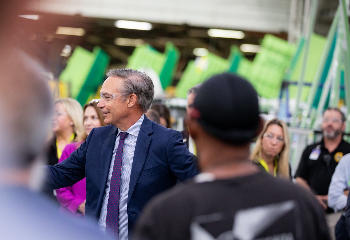 Boeing's tweet photo. In his first week at Boeing, our new CEO Kelly Ortberg met with airline customers, union leaders, and employees at Boeing and @SpiritAero.

He shared his thoughts with Boeing’s 170,000 employees here: https://t.co/6QoPqKxgh6 https://t.co/KIsJ94QYjO
