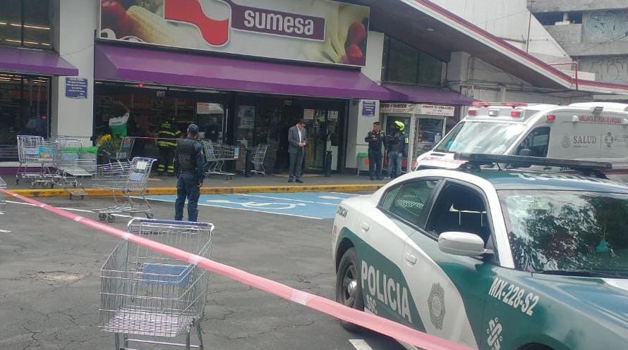 AbejorroMedia's tweet photo. #Automovilista se impacta dentro del #Sumesa ubicado en #Centenario, al cruce con Circuito Interior, en la colonia Del Carmen en la #alcaldía #Coyoacán. 

La información continúa en desarrollo, pero los primeros #reportes indican que una #mujer de la tercera edad se encontraba dentro del estacionamiento abordo de su #coche y confunde los pedales del #vehículo acelerando a tope, estrellándose con las cajas del #comercio y dejando varios #lesionados. 

En el lugar se encuentran #unidades de #emergencia atendiendo y valorando a las personas, así como elementos de la Secretaría de Seguridad Ciudadana (#SSC) y el Heroico Cuerpo de #Bomberos.

Info: @KaosAnwar