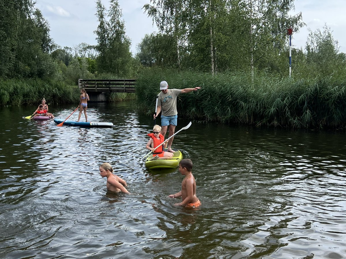 WurfTwain's tweet photo. Tot gisteren met m’n 51 nog nooit op een sup gestaan. En m’n zoontje van 6 nu al…
Best trots op ‘m. #suppen #vakantie #zomer https://t.co/LwheaJyxfH