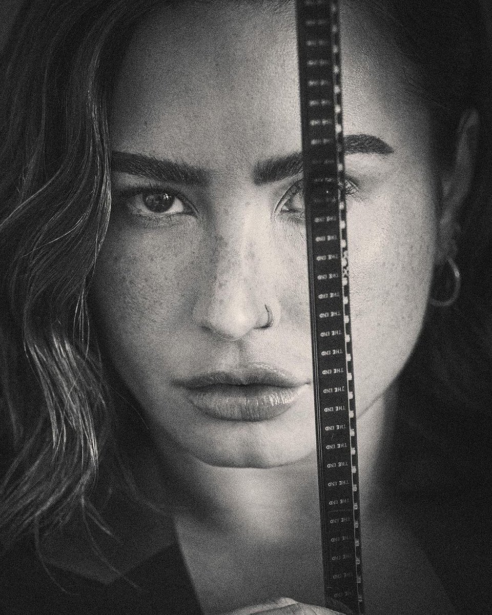 portallovato's tweet photo. “Eu posso dizer que estou me afastando da era do rock. Só não sei ainda para qual direção estou indo.” 

— Demi Lovato em entrevista para a Rolling Stone. https://t.co/MoMWVbF396