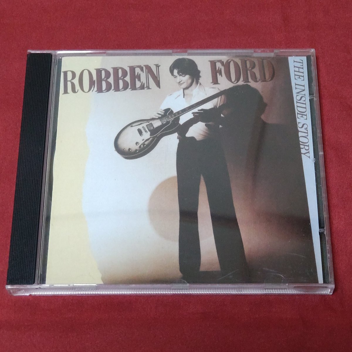 XmugLwwY8PlmunH's tweet photo. 《本日の通勤電車内音楽🎧️》
『ギターに愛を/ロベン・フォード』(1979)
ジョージ・ハリソン、ジョニ・ミッチェルのアルバムでのプレイ、プロデューサーがスティーヴ・クロッパー、世間のこのアルバムの評価…
期待が膨らみすぎ、初めて聴いた時はガッカリした
とても良いけれど…
#Robben_Ford https://t.co/qxKtvUHp2O