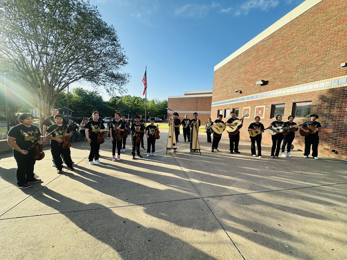 perez_sura's tweet image. Mariachi Los Únicos welcomed our scholars Friday morning to celebrate the completion of the first week of school! #Leveling Up the Joy of Learning &amp;amp; Belonging! 💛🐝🖤#Region1Excellence @dallasschools @Beverly_A_Lusk @MRamirezDISD