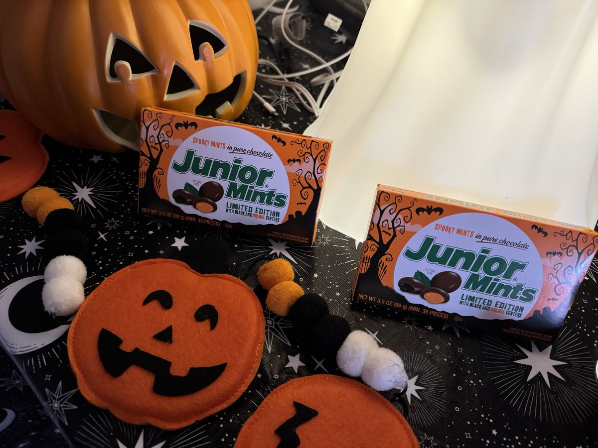 Val9erGrl_in_CA's tweet image. Couldn’t resist buying some #Halloween  #JuniorMints !  @CrazyK_in_Cali
