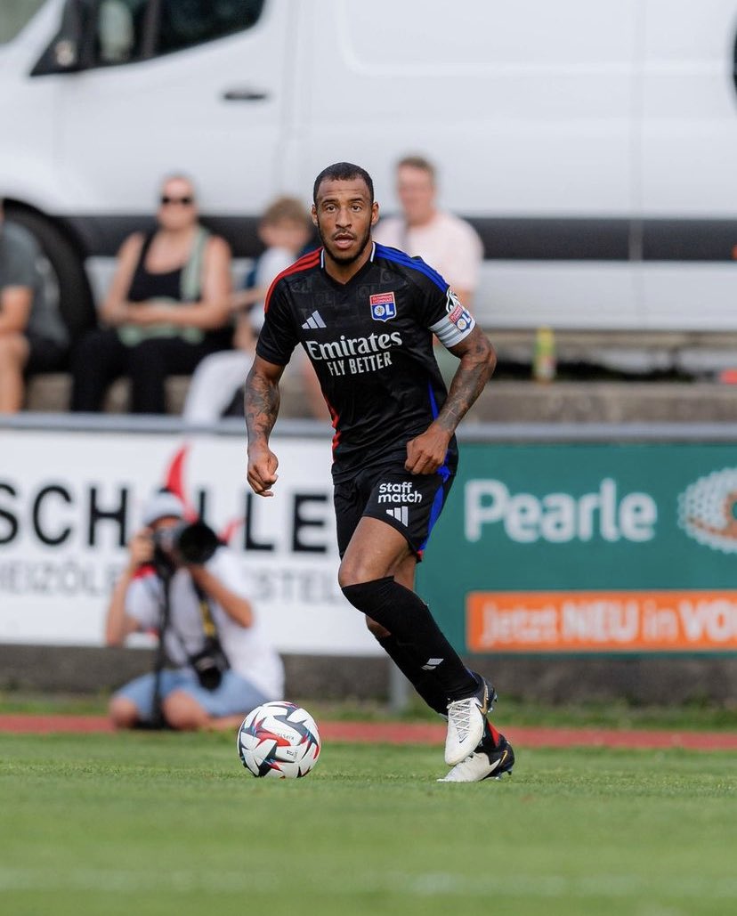 GonesArea's tweet photo. Sage hésite encore entre Tolisso et Mangala pour être le troisième homme qui accompagnera Matić et Caqueret au milieu face à Rennes.

Une préférence les Gones ? 🤔

(@hugoguillemet 🗞️) https://t.co/S2Pc386cl3
