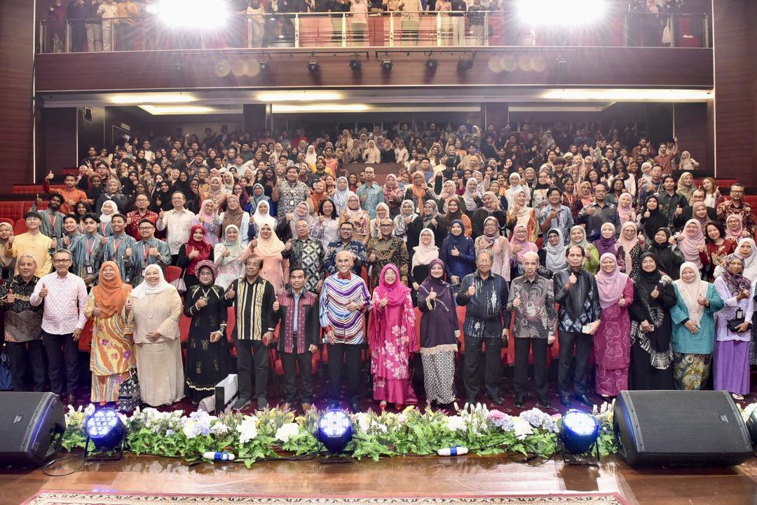 MohdShukriYajid's tweet photo. Officiated the Malam Apresiasi Puisi Nusantara, organised by @MSUmalaysia, in collaboration with @DBPMalaysia. A night to appreciate the beauty of poetry on life's soulful journey through words and stories, in the spirit of #MSUjiwamerdeka https://t.co/qeKzaoAJWw