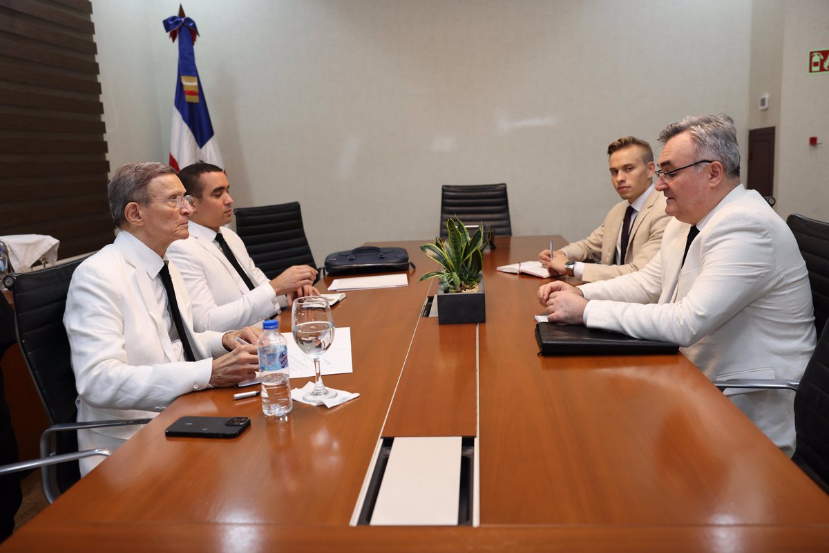 MIREXRD's tweet photo. 🇩🇴🤝🇷🇺| ¡República Dominicana y la Federación de Rusia continúan fortaleciendo las relaciones bilaterales!

 El canciller @RobalsdqAlvarez sostuvo una reunión bilateral con el embajador de Rusia en Venezuela concurrente con #RepúblicaDominicana, Sergey Melik-Bagdasarov, en la que trataron temas de interés común y se comprometieron a seguir estrechando y fortaleciendo los vínculos entre ambos países.