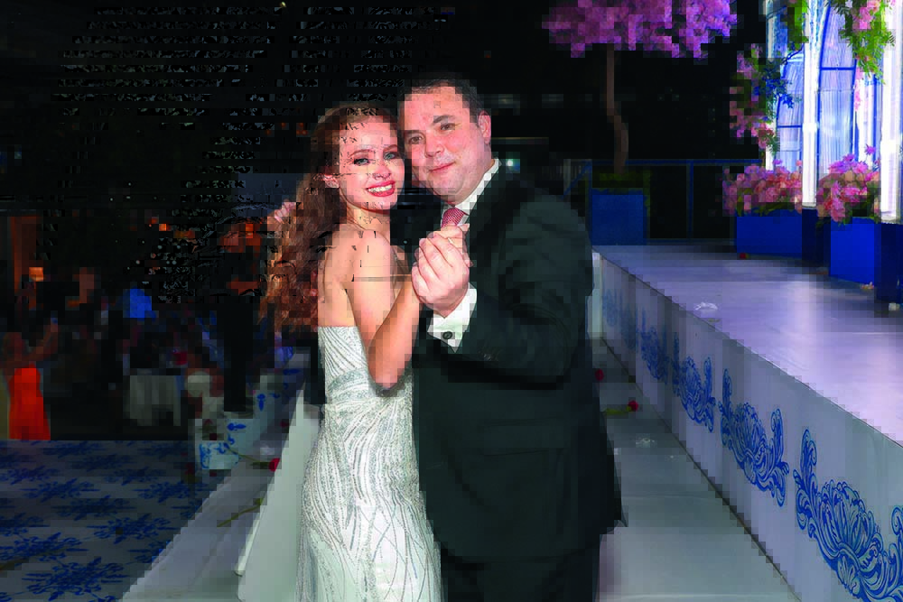 mundosocialpma's tweet image. La joven Alejandra Clément Schmidt, hija de Erika Schmidt y Enrique Clément, debutó en sociedad, acompañada por su hermanita Emily Varela Quiros y su caballero Jorge Reynolds Vallarino, en una noche mágica y elegante, llena de tradición y emoción.