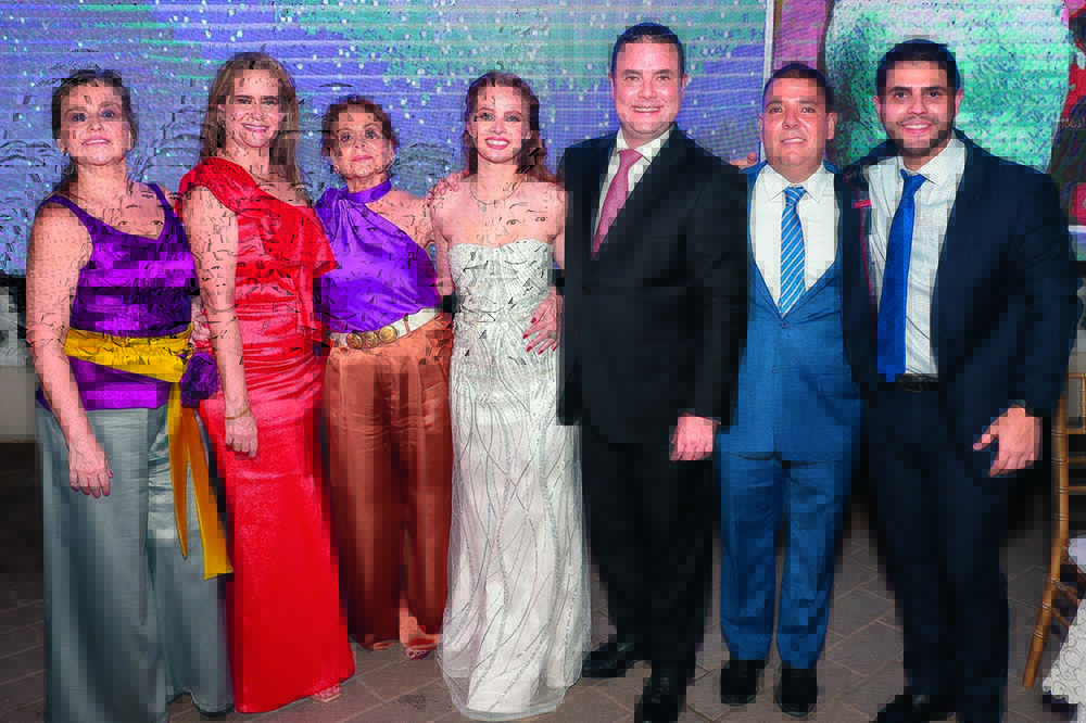 mundosocialpma's tweet image. La joven Alejandra Clément Schmidt, hija de Erika Schmidt y Enrique Clément, debutó en sociedad, acompañada por su hermanita Emily Varela Quiros y su caballero Jorge Reynolds Vallarino, en una noche mágica y elegante, llena de tradición y emoción.