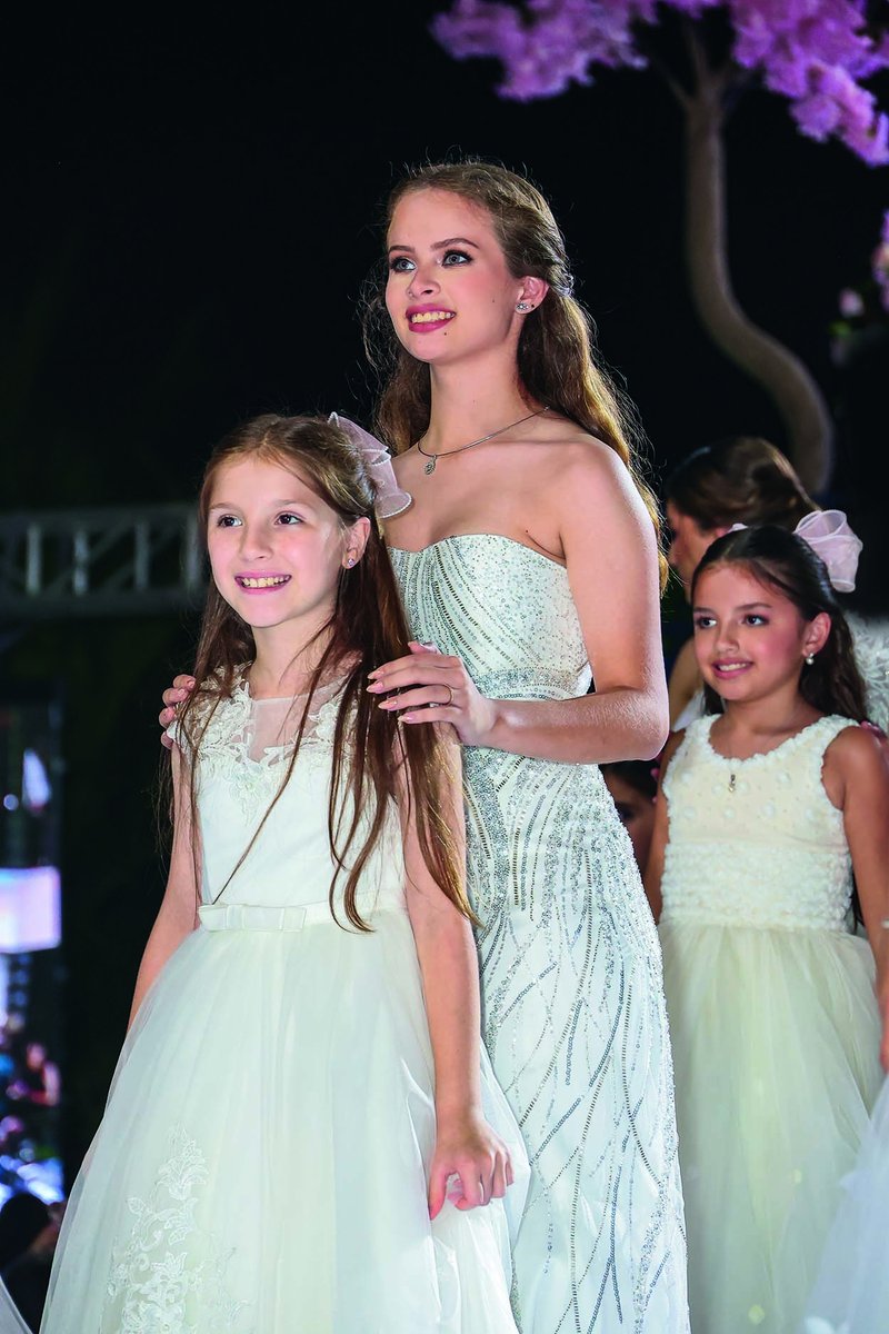 mundosocialpma's tweet image. La joven Alejandra Clément Schmidt, hija de Erika Schmidt y Enrique Clément, debutó en sociedad, acompañada por su hermanita Emily Varela Quiros y su caballero Jorge Reynolds Vallarino, en una noche mágica y elegante, llena de tradición y emoción.