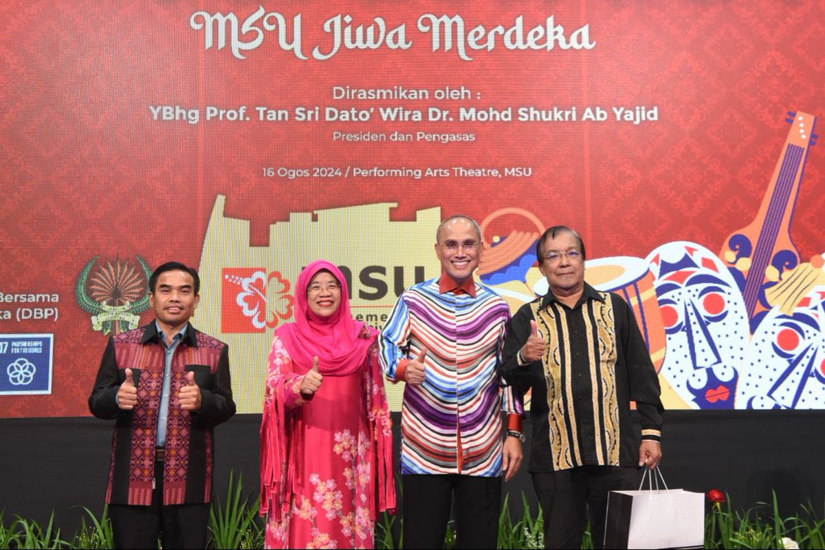 MohdShukriYajid's tweet photo. A delight to join YBrs. Dr. Hazami bin Jahari, Director General of @DBPMalaysia for the nostalgic Malam Apresiasi Puisi Nusantara. With  @MSUmalaysia, we are committed partners towards a holistic appreciation of culture and art.  #MSUsdg #MSUjiwamerdeka https://t.co/O63Qcgtmb7
