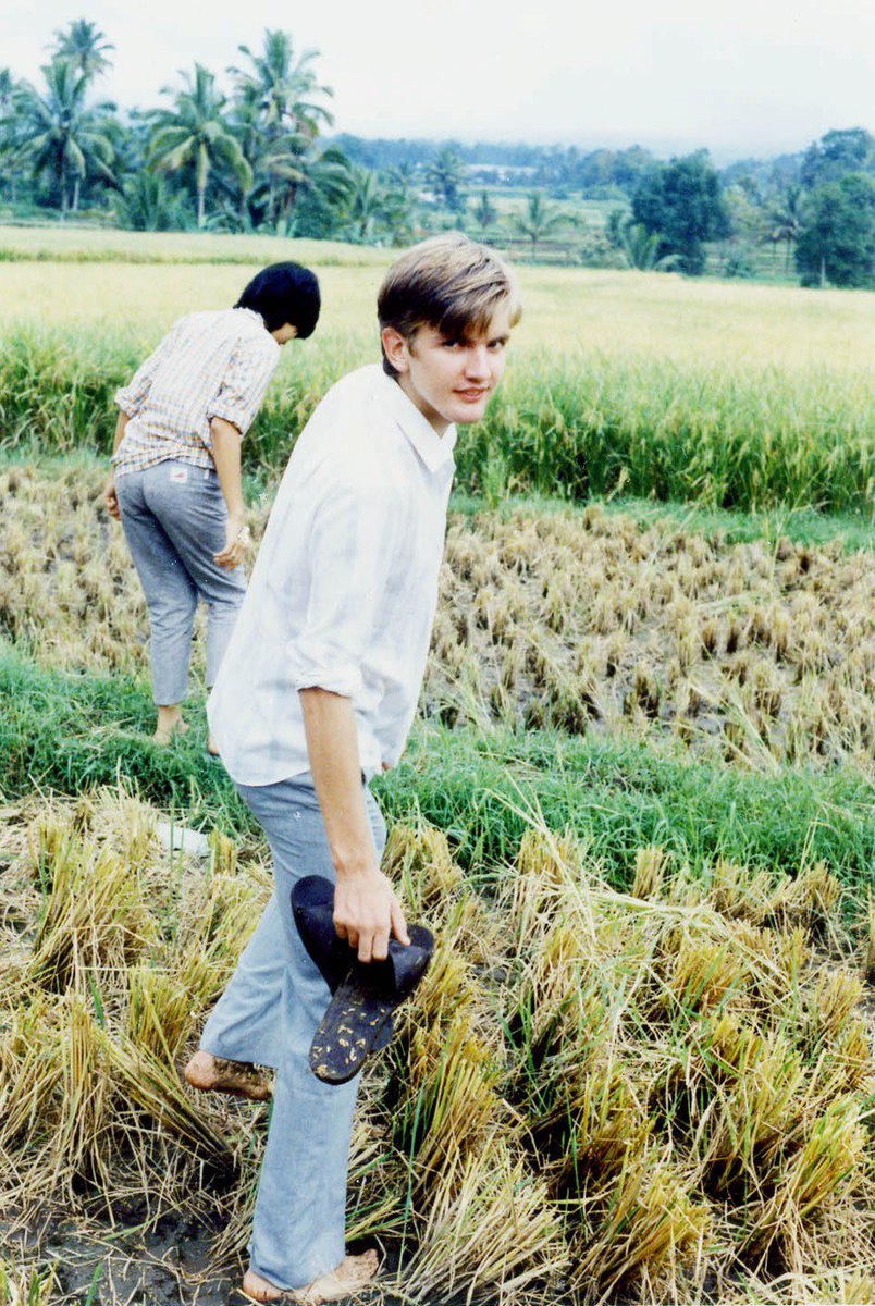 Dirgahayu Indonesia ke-79.
Pertama injak tanah 🇮🇩pas Hari Kemerdekaan ke 40. Saya baru umur 17 tahun. 
Kebetulan sebagian besar hidup saya sempat di RI.
Walau sudah lama tidak ke negara indah dan unik ini, dan kemungkinan tidak akan kembali, Indonesia selalu di hati saya.