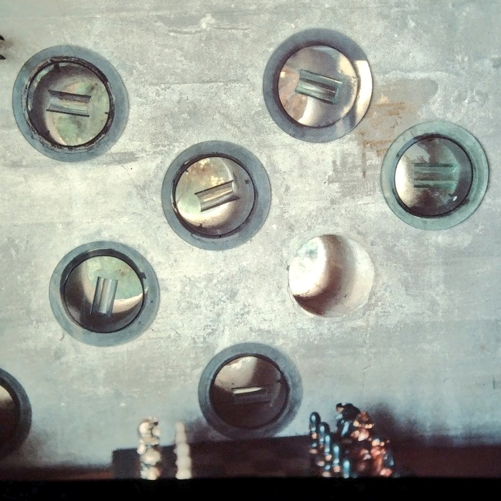 irimarq's tweet image. Las paredes laterales de hormigón tienen varias perforaciones, se ven en la primera foto del tweet anterior. Cuando se les quita la tapa cilíndrica, la #ventilación cruzada entre ambos testeros es de una eficacia asombrosa, haciendo innecesario cualquier otro sistema. #bioclima