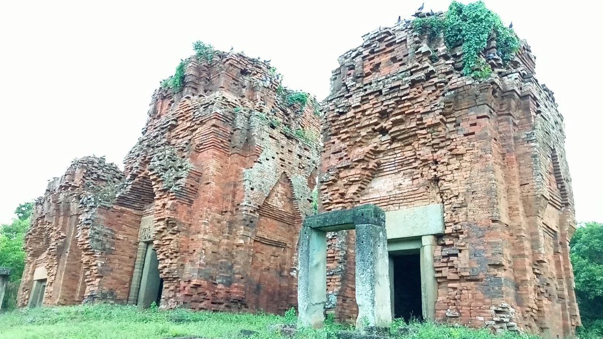 11th century Hindu temple in Cambodia that was called by local people. Prasat East Snoeng temple. 200km Southwest of Angkor Wat, Battambang province. More Info. youtube.com/watch?v=wnt_f1…