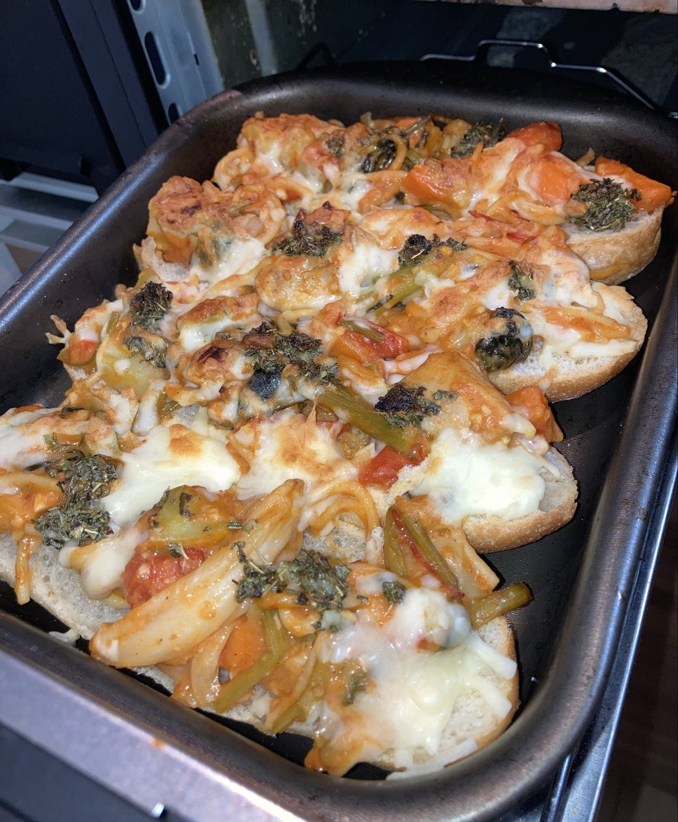 暇なので、魚焼きグリルでトマトクリームとバジルのトーストを作ってみた。前日の残りのチキンと野菜のトマトクリームパスタと手作りバジルペーストを使いました。パンはタカキベーカリーのカスクート。