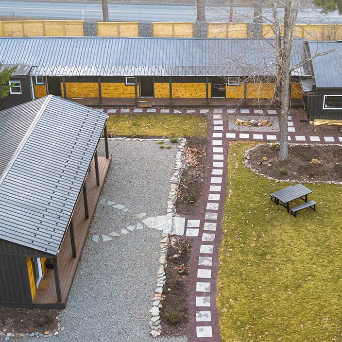 motiquetravel's tweet image. Located in Promised Land, PA, The Rex is a Motique® with a “modern outdoor aesthetic”. Featuring 10 rooms, each unique in size, layout and design, with modern amenities and a touch of midcentury modern flair. 
.
📷: The Rex Hotel website
.
.
#motique #midmod #poconomountains