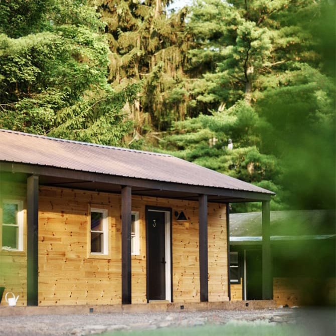 motiquetravel's tweet image. Located in Promised Land, PA, The Rex is a Motique® with a “modern outdoor aesthetic”. Featuring 10 rooms, each unique in size, layout and design, with modern amenities and a touch of midcentury modern flair. 
.
📷: The Rex Hotel website
.
.
#motique #midmod #poconomountains