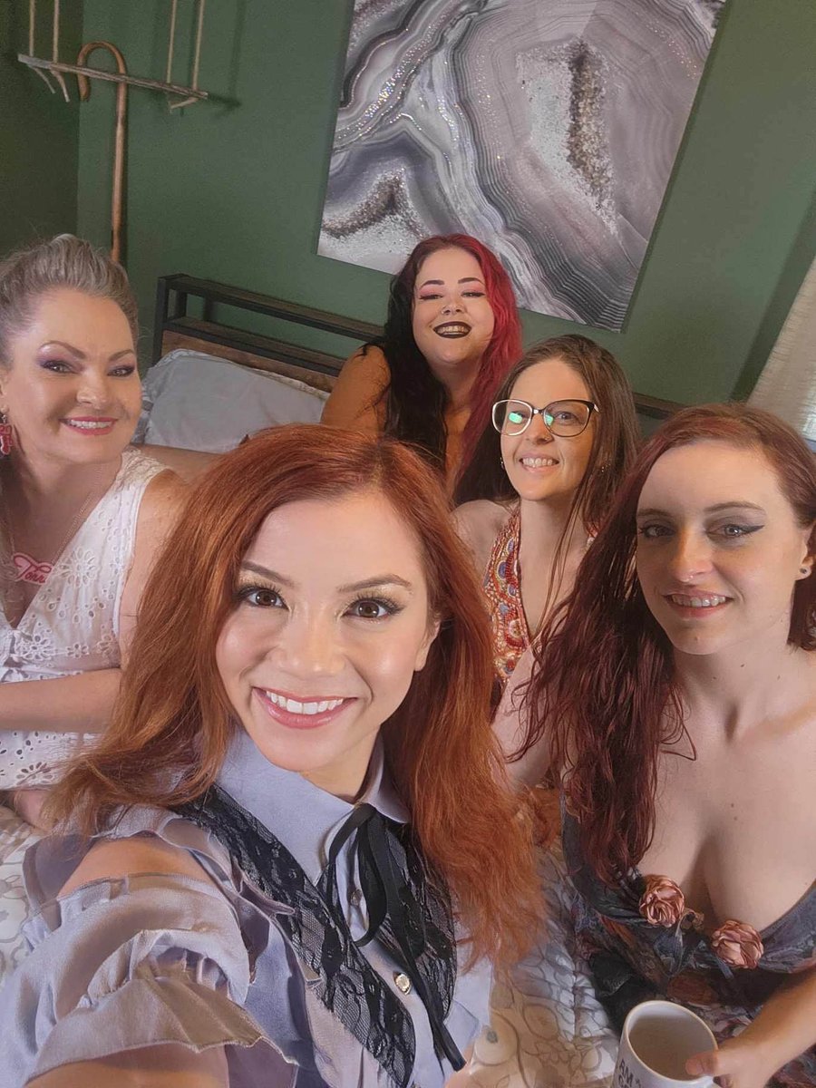 Everyone needs a little coffee behind the scenes!   <a href="/VanessaStrawbe1/">Vanessa Strawberry</a> <a href="/AriesJinni/">JinniTheAries</a> @torreylisaxxx <a href="/AliceLittleEdu/">Alice Little</a> <a href="/MorganStormXO/">Morgan Storm</a>