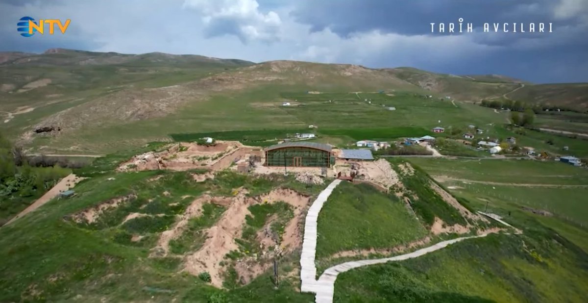 Türkiye'nin en büyük şehirlerinden biri olan İzmir'in yerleşim yerleri yanarken Türk ana akım TV kanalları: