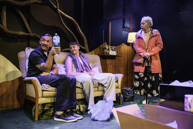 LondonLivingUK's tweet photo. Northbound Boy ★★★★ @KingsHeadThtr | Aug 13 - Sep 1, 2024
REVIEW: https://t.co/xQffmWSDKG
For a thoroughly enjoyable evening of theatre, catch a ride up the M6, with #NorthboundBoy, starring @NeilAshtonActor, #CormacHydeCorrin, and @moylie69.
https://t.co/HQYFZrKVrX 🏳️🌈 https://t.co/1BN4UdZPqU