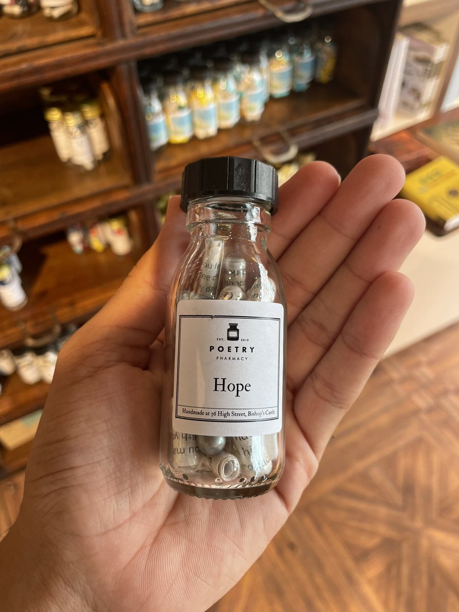 صيدلية في لندن تقدم الشِعر كدواء ♥️. 

بناءً على حالتك النفسية تختار الدواء المناسب لك، وكل علبة فيها حبوب تحتوي على أشعار تساعدك على حسب حالتك. 

من أجمل الأفكار اللي شفتها فيما يتعلق بالأدب: