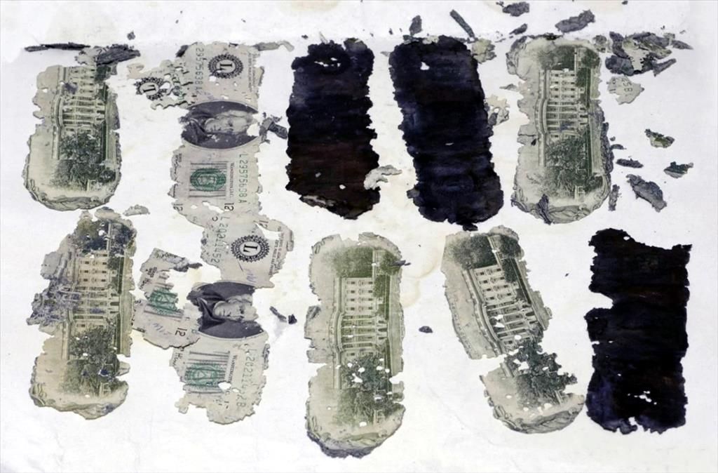 HistoryLink's tweet photo. Today's #NewAtNoon looks back to 1980, when $5,800 of airplane hijacker D. B. Cooperβs ransom money (last seen in 1971) was found near the Columbia River. https://t.co/h08Uedd257 https://t.co/dlVWQkMLrL