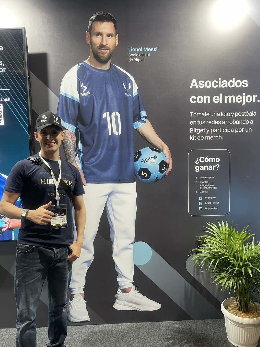 BitgetES's tweet photo. La foto #BitgetXMessi nunca puede faltar 📸🤳 https://t.co/2iX8gHYn2m