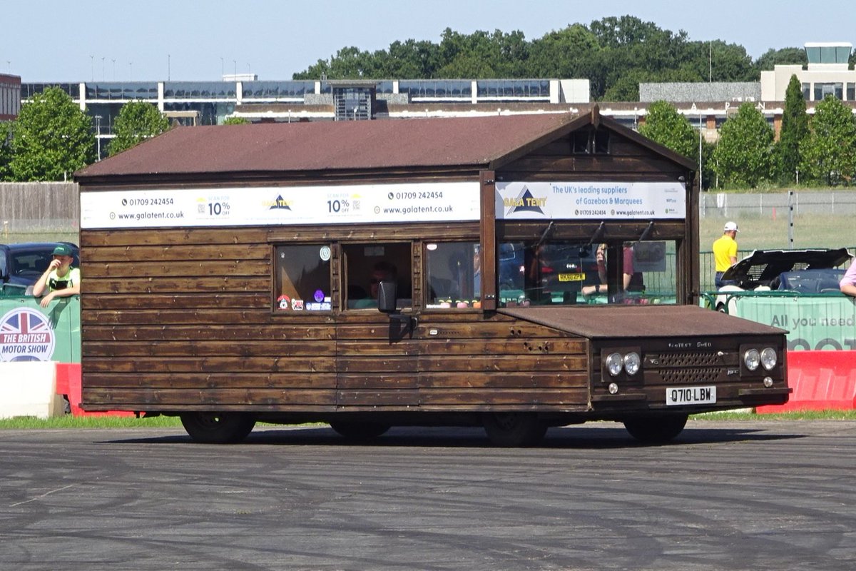 ObscureSupercar's tweet photo. British Motor Show (3/7) - the "world's fastest shed!" Based on a B5 Passat with AWD and Audi's 4.2L V8. Tested to 118mph and regularly driven on the road!
#britishmotorshow #shed #stimson #batman https://t.co/RhrZupOHpV
