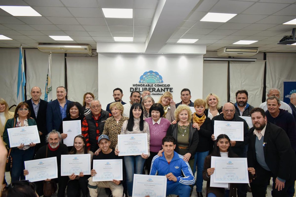 jmanuelvillalba's tweet photo. En el @HcdRivMza entregamos las Menciones Destacadas 2024 a instituciones y personalidades de la cultura, el deporte, la educación y la ciencia. Son rivadavienses que nos enorgullecen. #Rivadavia #Mendoza https://t.co/4cCziTvZ4I