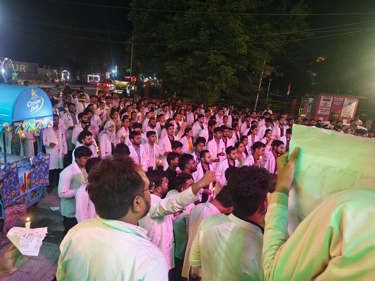 jistunique's tweet photo. @Gsvm_kanpur in full solidarity with RG kar medical college 
Hail our unity 
@AIIMSRDA @RDAMP_OFFICIAL @RDA_UP 
#RGKarMedicalCollegeHospital 
#justiceformoumitadebnath https://t.co/Hy4aUQ3FZt