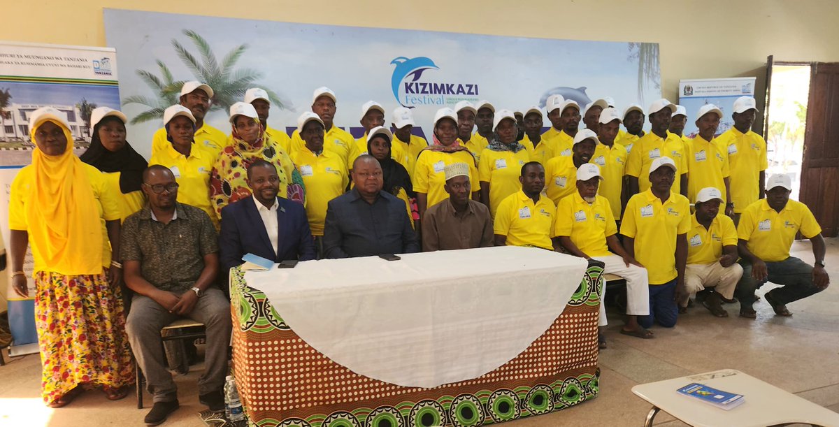 DsfaFishing's tweet photo. Katibu Mkuu wa Wizara ya Mifugo na Uvuvi, Prof. Riziki Silas Shemdoe akihutubia wavuvi 96 wa Kizimkazi, Kusini Unguja waliopewa mafunzo ya uvuvi kuelekea Maadhimisho ya Tisa ya Tamasha la Kizimkazi 2024 litakalofanyika kuanzia tarehe 18 hadi 25. https://t.co/CmDIebHMZe
