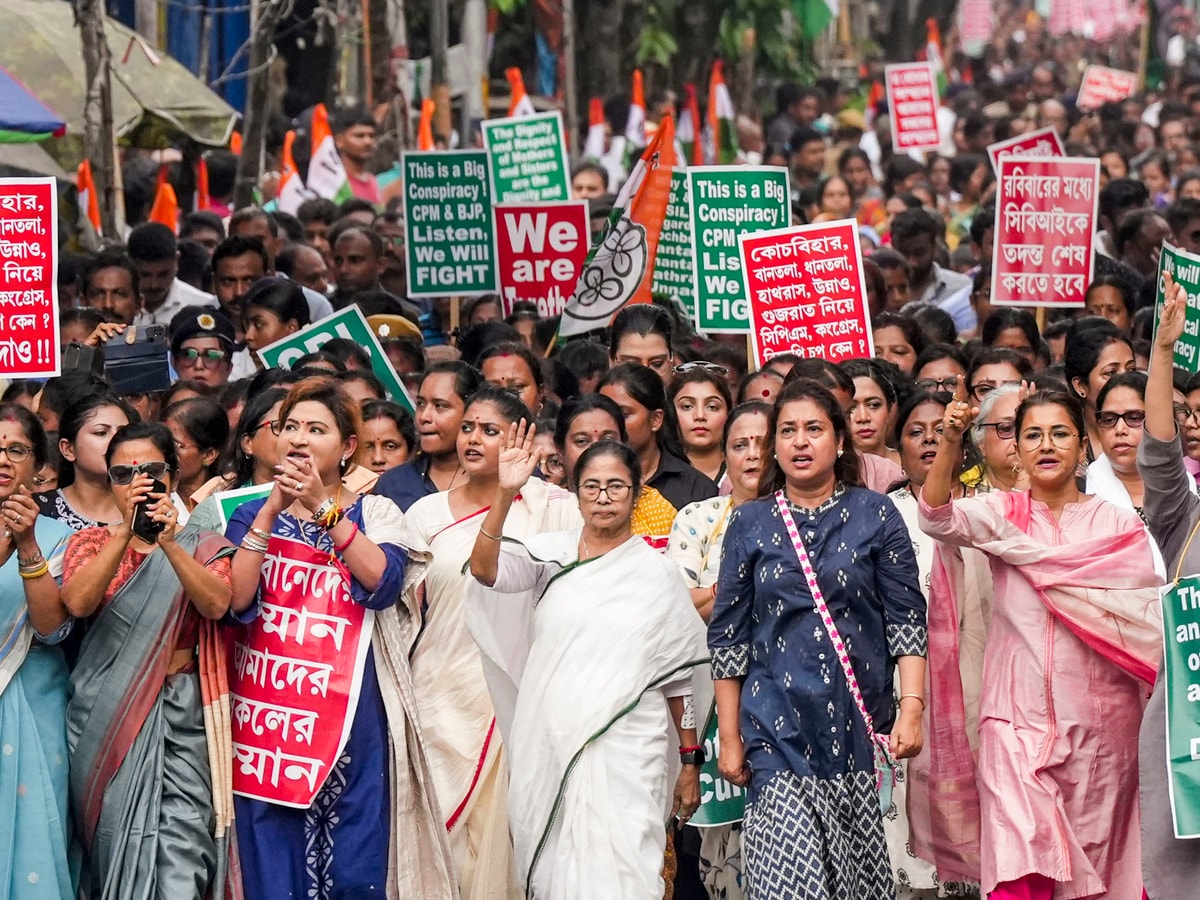 DevSingh_IND's tweet photo. @MamataOfficial took to the streets against @MamataOfficial
Yes, this is absolutely true and it has happened in #Kolkata #WestBengal 
To what extent is @MamataOfficial doing #PoliticsToday to hide the failure of her #government?
#KolkataDoctor #KolkataDoctorDeath #WestBengalNews https://t.co/BZraa9DDE0