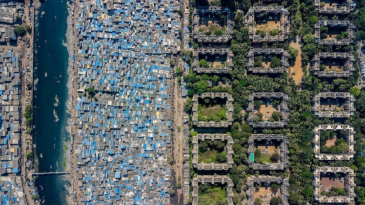 theepicmap's tweet photo. A thread that shows you Rich vs Poor neighborhoods reveals inequality in cities... 

📷 JOHNNY MILLER https://t.co/i9wMbstmIu