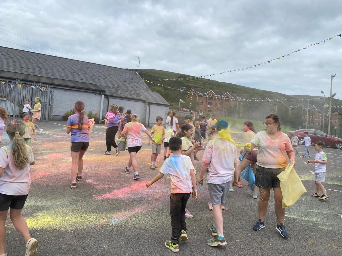 GortnaMonaCLG's tweet photo. The Skill Camp finished today with a colour run around the club, wrapping up a great week of activities for all who took part. Well done to everyone involved. #UTG

Chríochnaigh an ScilChampa le rith na ndathanna thart fán chlub. Maith sibh gach duine a bhí páirteach. Gorts abú https://t.co/LIfBfJBshk
