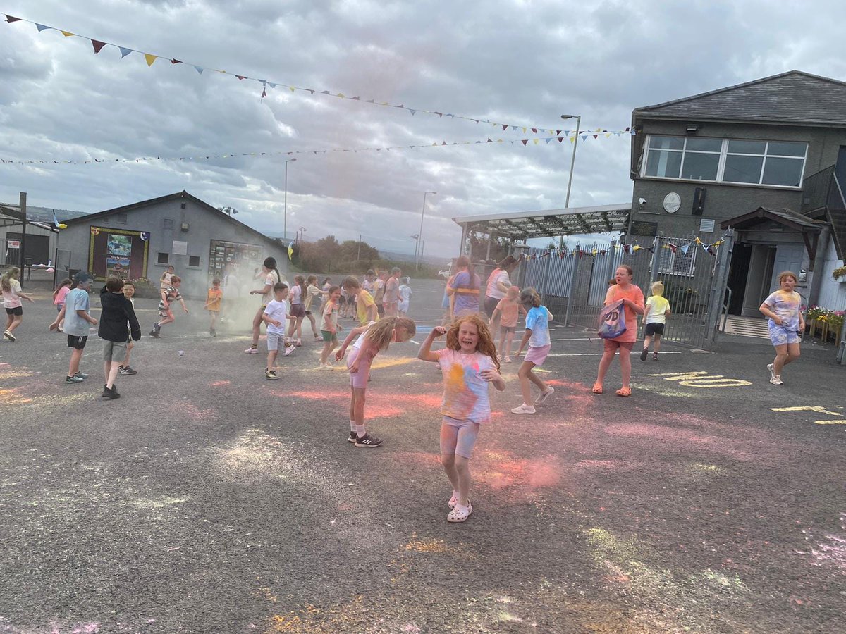 GortnaMonaCLG's tweet photo. The Skill Camp finished today with a colour run around the club, wrapping up a great week of activities for all who took part. Well done to everyone involved. #UTG

Chríochnaigh an ScilChampa le rith na ndathanna thart fán chlub. Maith sibh gach duine a bhí páirteach. Gorts abú https://t.co/LIfBfJBshk