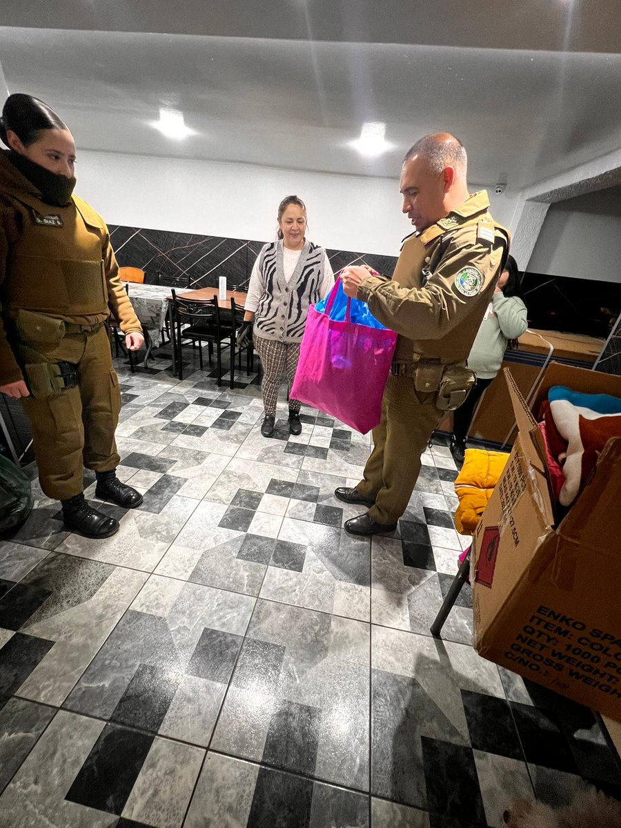 #LoPrado <a href="/CarabMicc/">Carab. Plan Cuadrante e Integración Comunitaria</a> de la 44°Comisaría, en conmemoración del mes de la infancia, realizan visita y entrega de obsequios y dulces, a niños de la Fundacion "Mi Pequeño refugio"
#CarabinerosDeTodos