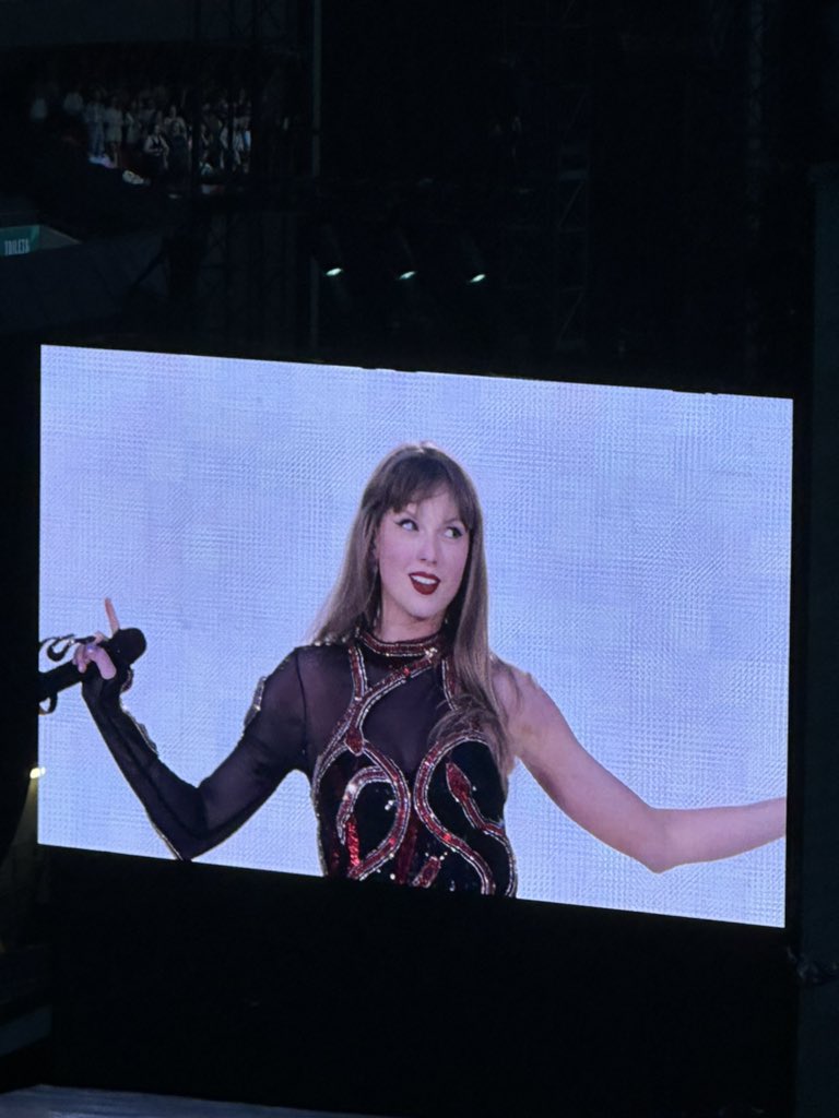 cultbrina's tweet image. that’s the face of a woman who knows we’re still clowning for rep tv in london #LondonTSTheErastour