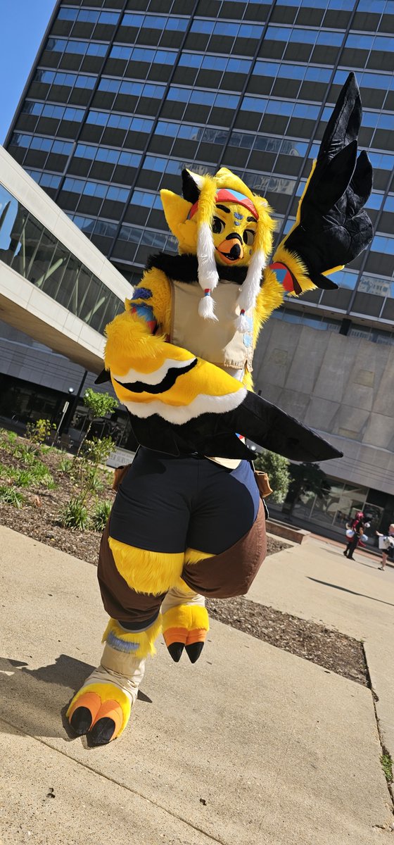 o/

📷 @/BastienDarling 

#FursuitFriday