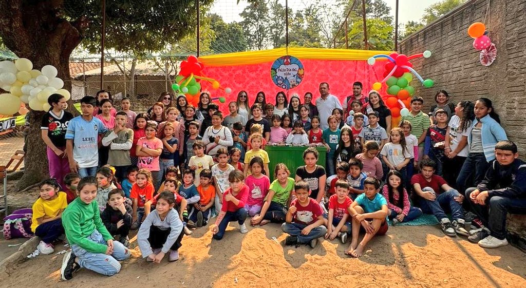 ANRParaguay's tweet photo. 🥳👧🥳🧒Festejo en conmemoración del día del Niño, en el Centro Abierto Niño Salvador, del Mundo de la ciudad de Villeta. La actividad, fue organizada por la Comisión de Juventud de la ANR. https://t.co/J6p09gKFAY