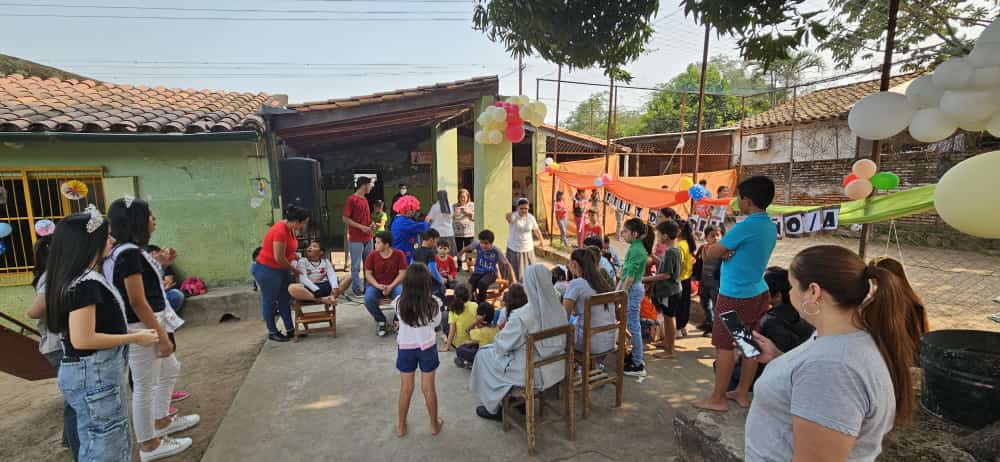ANRParaguay's tweet photo. 🥳👧🥳🧒Festejo en conmemoración del día del Niño, en el Centro Abierto Niño Salvador, del Mundo de la ciudad de Villeta. La actividad, fue organizada por la Comisión de Juventud de la ANR. https://t.co/J6p09gKFAY